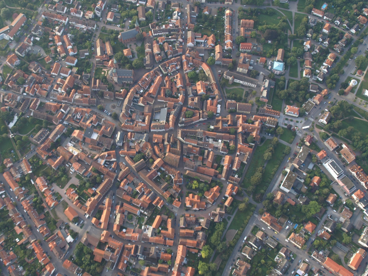 Ladenburg Innenstadt aus der Luft (Foto Manfred Hattenkerl)